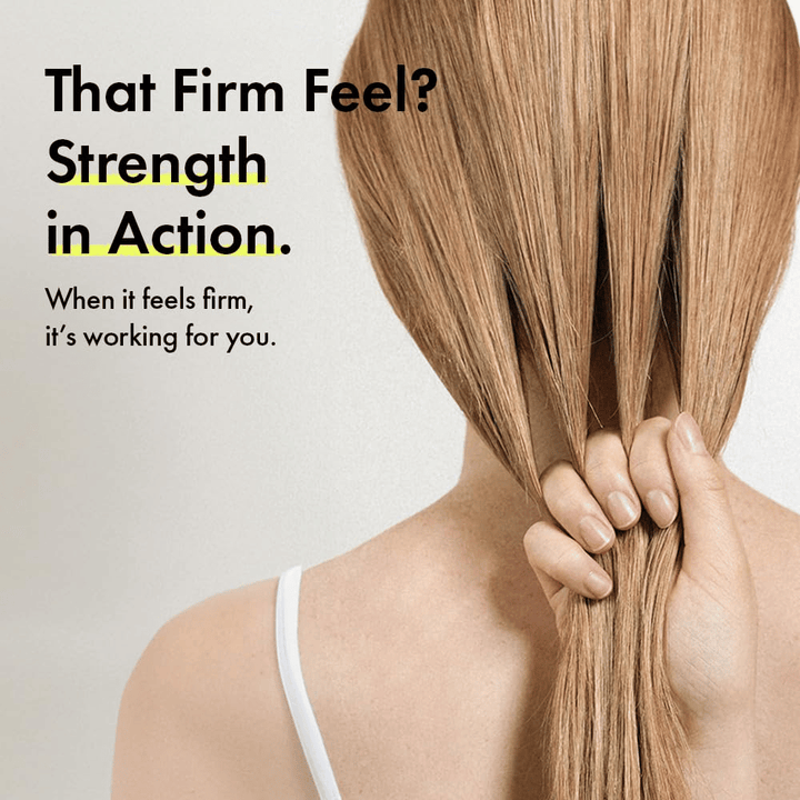 Person holder i håret sitt for å illustrere sterkere hårstrå og en fastere hårfølelse etter bruk av Grabity g0.0 Hair Lifting Shampoo Strong.