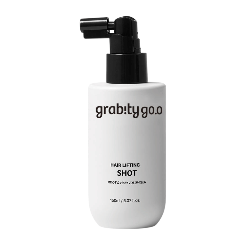 Grabity Hair Lifting Shot Root & Hair Volumizer i stilren hvit sprayflaske. Et volumgivende hårprodukt utviklet for å løfte hårrøttene, gi fyldigere hår og gjøre styling enklere.