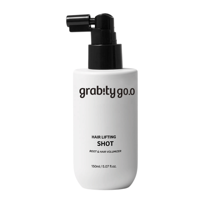 Grabity Hair Lifting Shot Root & Hair Volumizer i stilren hvit sprayflaske. Et volumgivende hårprodukt utviklet for å løfte hårrøttene, gi fyldigere hår og gjøre styling enklere.