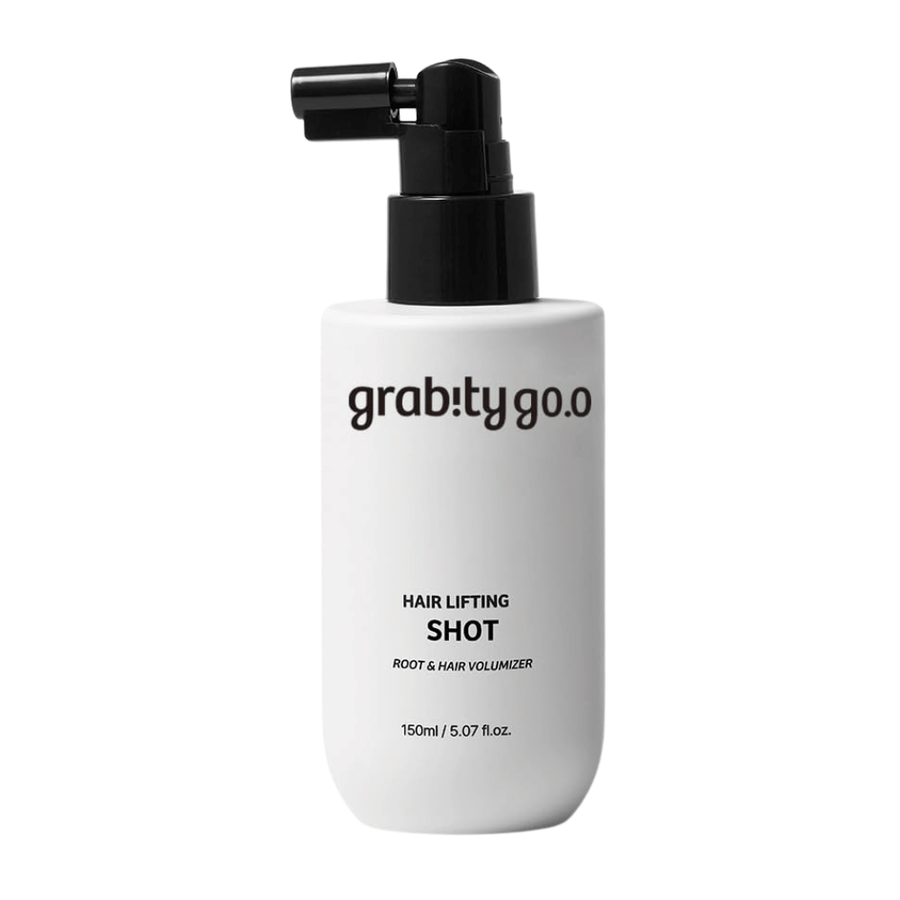 Grabity Hair Lifting Shot Root & Hair Volumizer i stilren hvit sprayflaske. Et volumgivende hårprodukt utviklet for å løfte hårrøttene, gi fyldigere hår og gjøre styling enklere.