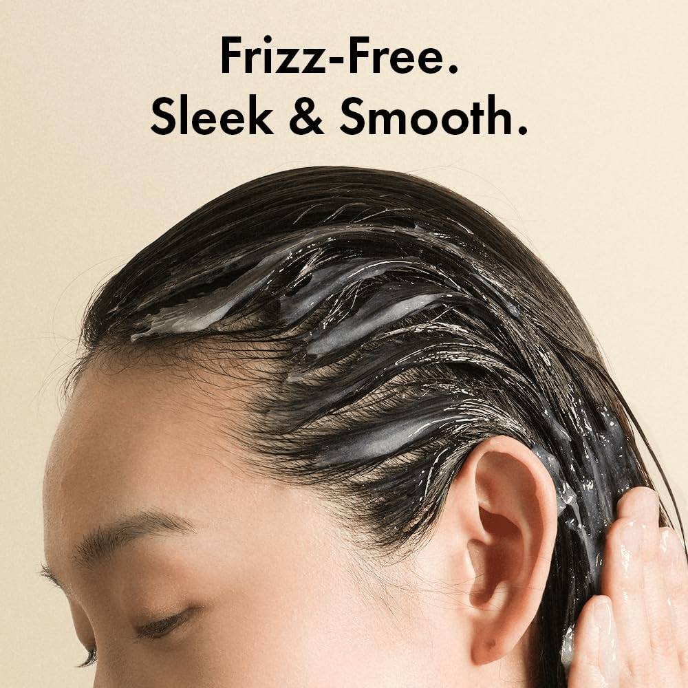 Person påfører Grabity Hair Lifting Water Conditioner i vått hår. Den lette formelen omslutter hårstråene for å motvirke frizz og gi et mykere, glattere og mer velpleid hår.