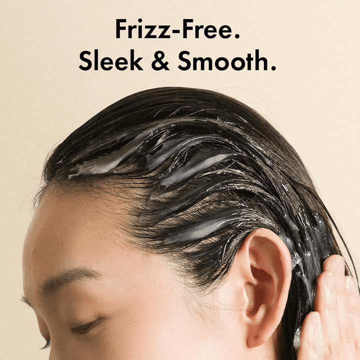 Person påfører Grabity Hair Lifting Water Conditioner i vått hår. Den lette formelen omslutter hårstråene for å motvirke frizz og gi et mykere, glattere og mer velpleid hår.