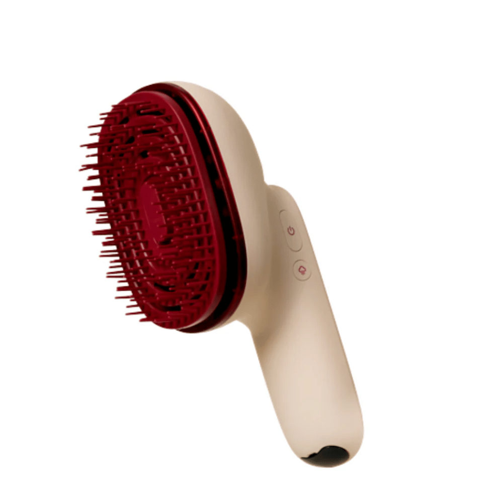 Nærbilde av MOEV Hair Steamer Pro med røde børster og ergonomisk håndtak. Profesjonell hårpleiebørste med damp og LED-teknologi.