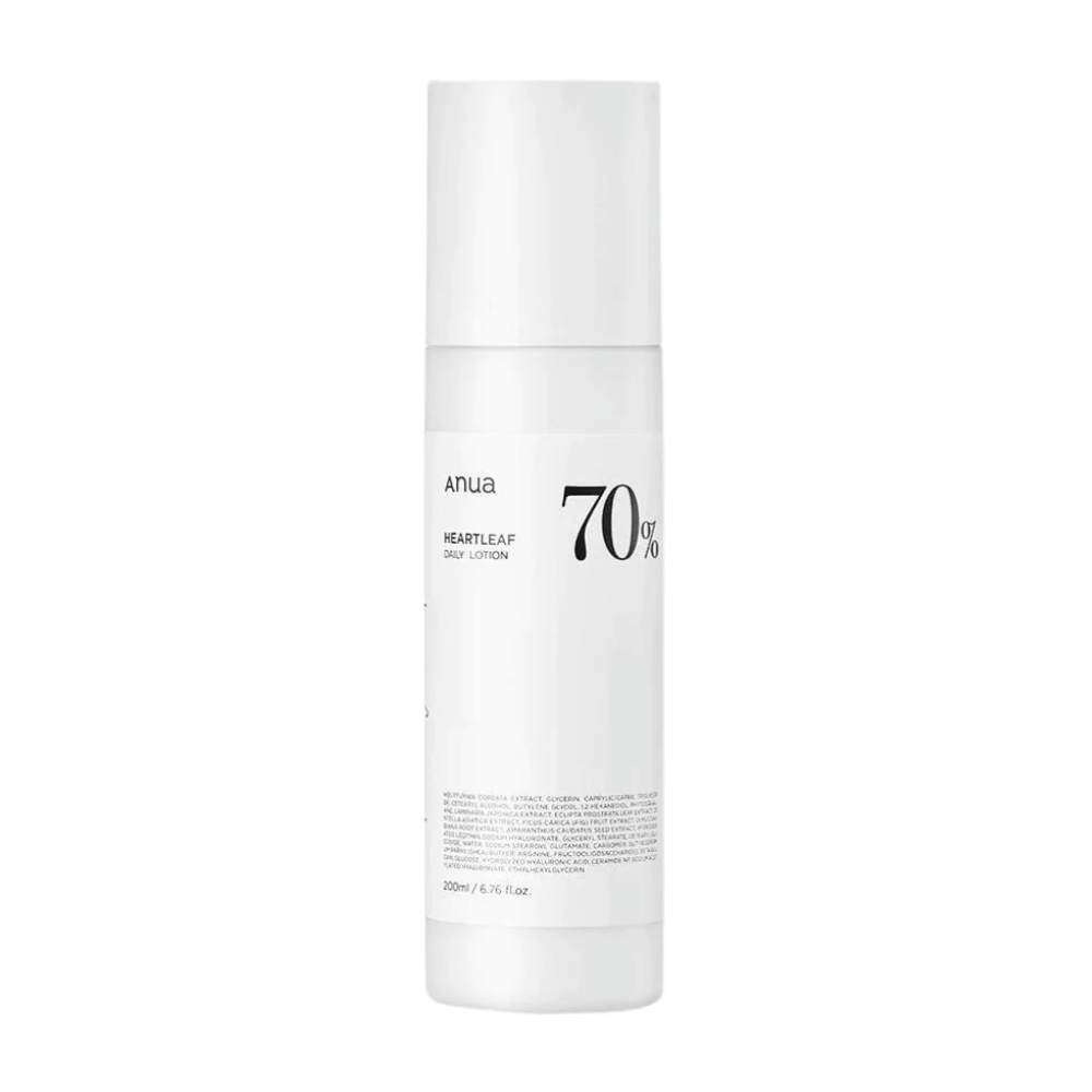 En hvit flaske med et hvitt lokk med Heartleaf 70% Daily Lotion på hvit bakgrunn, fra Anua.