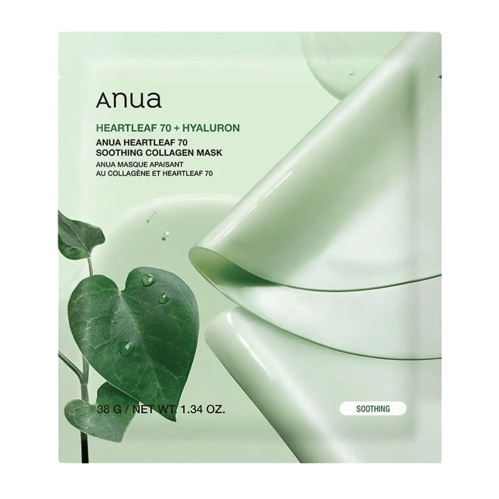 Rent produktbilde av Anua Heartleaf 70 Soothing Collagen Mask. Emballasjen har et mykt grønt design som formidler beroligende og fuktighetsgivende egenskaper. Heartleaf-blader med vanndråper forsterker produktets fokus på sensitiv hud, fuktbalanse og pleiende ingredienser. Produktet markedsføres som en beroligende kollagenmaske med heartleaf og hyaluronsyre.