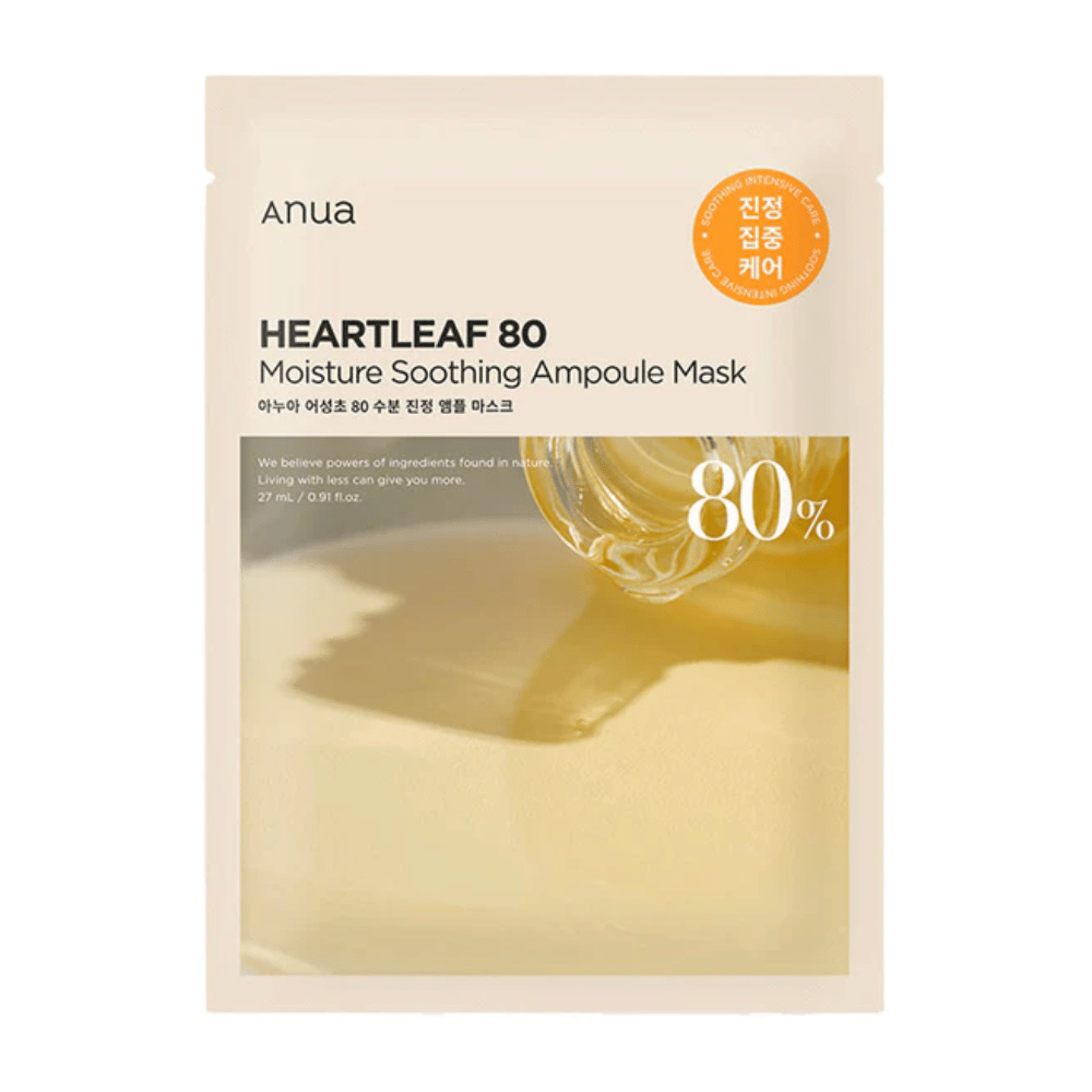 Emballasjen til Anua Heartleaf 80 Moisture Soothing Ampoule Mask viser en tykk, gylden væske som drypper på en overflate, med en tydelig etikett som viser 80% hovedingrediens. Designen er minimalistisk med nøytrale farger.