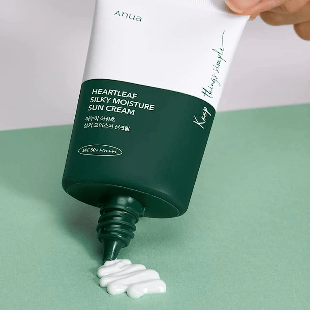  Solkrem fra Anua, "Heartleaf Silky Moisture", presses ut av tuben.
