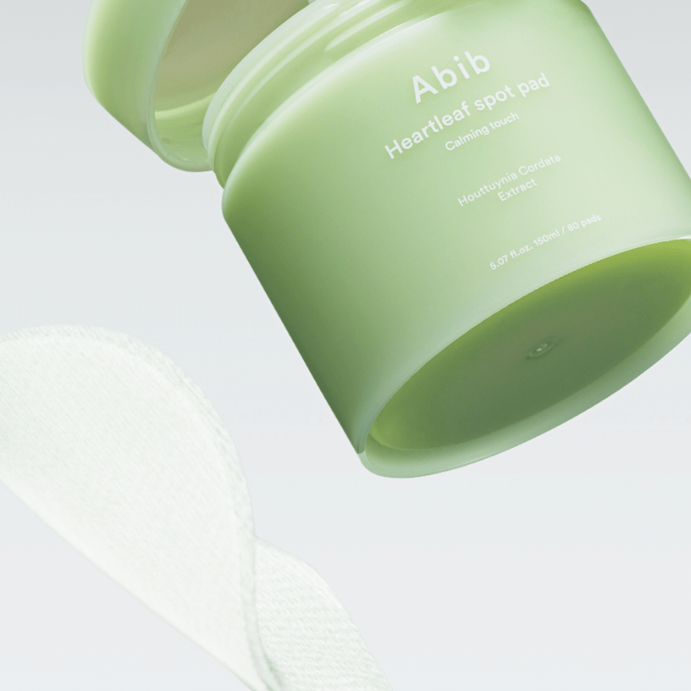 Boks med Abib Heartleaf Spot Pad Calming Touch, inneholder Houttuynia Cordata-ekstrakt.
