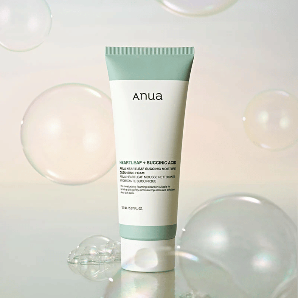 Produktbilde av Anua Heartleaf + Succinic Acid Moisture Cleansing Foam omgitt av transparente bobler. Bildet forsterker følelsen av mild rengjøring, friskhet og et luftig skum.