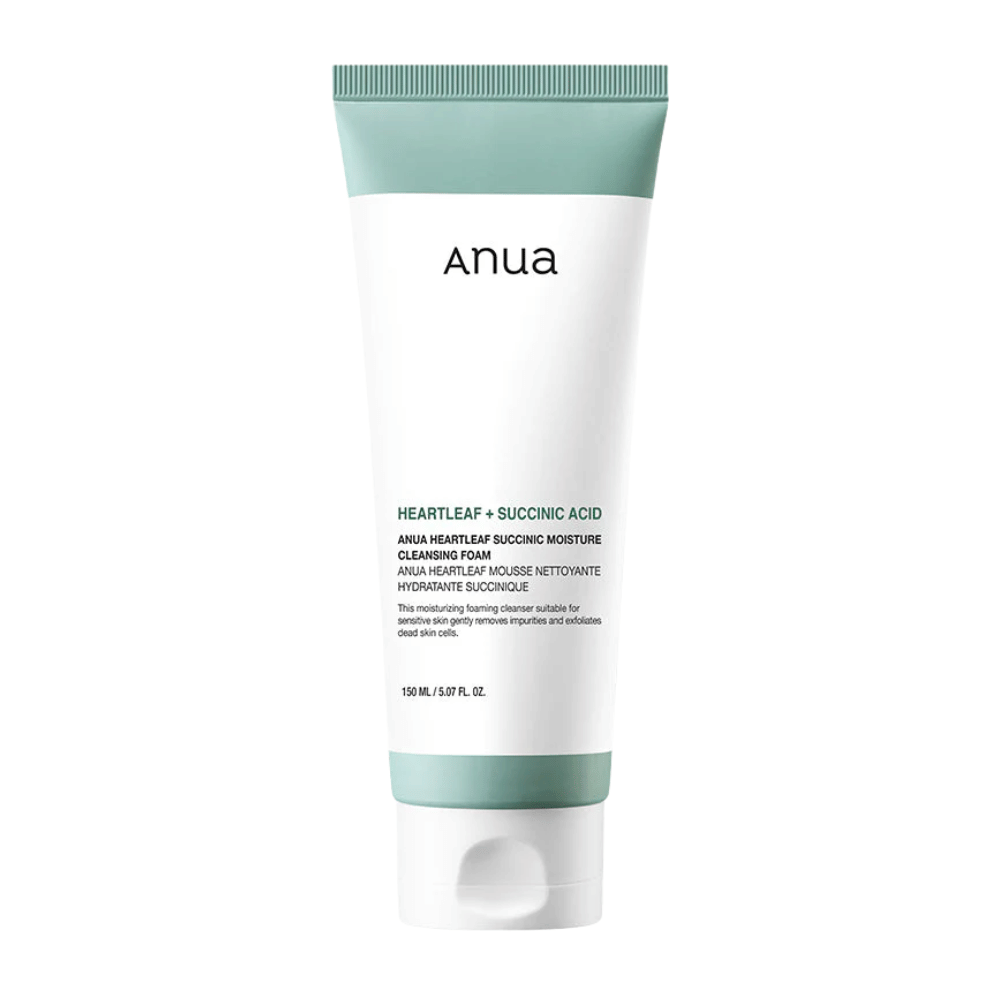 Frilagt produktbilde mot nøytral bakgrunn som viser Anua Heartleaf + Succinic Acid Moisture Cleansing Foam i detalj. Bildet fokuserer på produktens emballasje, størrelse og design for en tydelig produktpresentasjon.