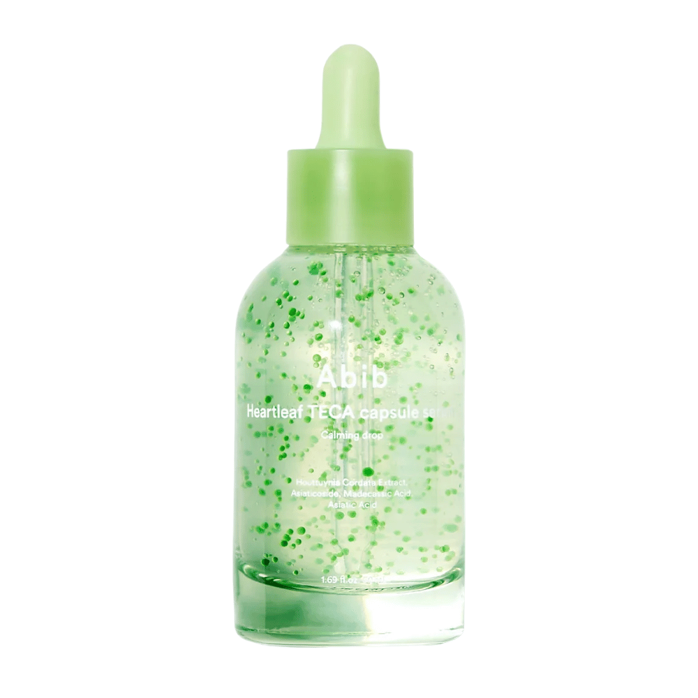 Rent produktbilde av Abib Heartleaf TECA Capsule Serum med grønne kapsler synlige i flasken og fokus på det beroligende serumdesignet.