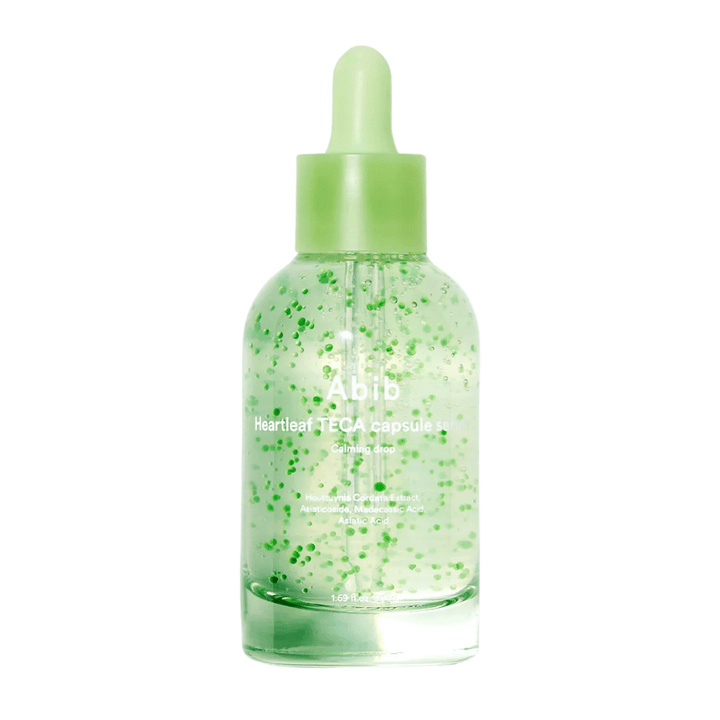 Rent produktbilde av Abib Heartleaf TECA Capsule Serum med grønne kapsler synlige i flasken og fokus på det beroligende serumdesignet.