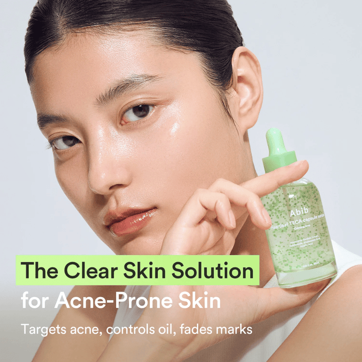 Kampanjebilde med modell som holder Abib Heartleaf TECA Capsule Serum sammen med tekst om klarere hud for akneutsatt hud og kontroll av overflødig olje.