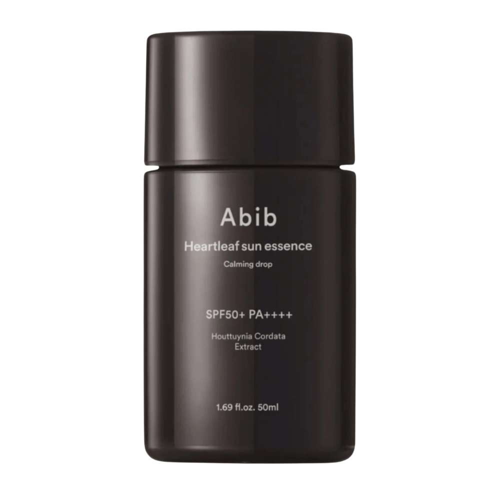 Produktbilde på Abib Heartleaf Sun Essence Calming Drop i svart emballasje med hvit tekst og SPF50+ PA++++, 50 ml.