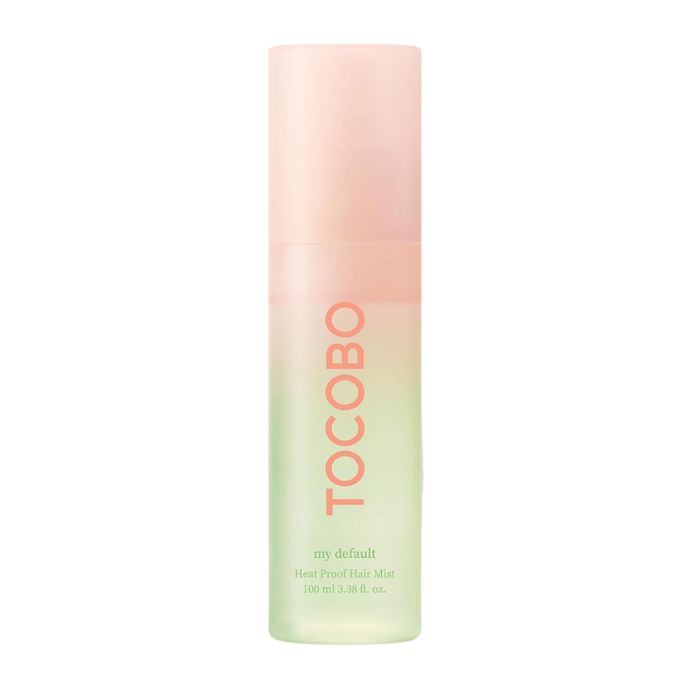 1. TOCOBO Heat Proof Hair Mist #02 My Default 100ml – varmebeskyttende hair mist i grønn og rosa sprayflaske mot hvit bakgrunn