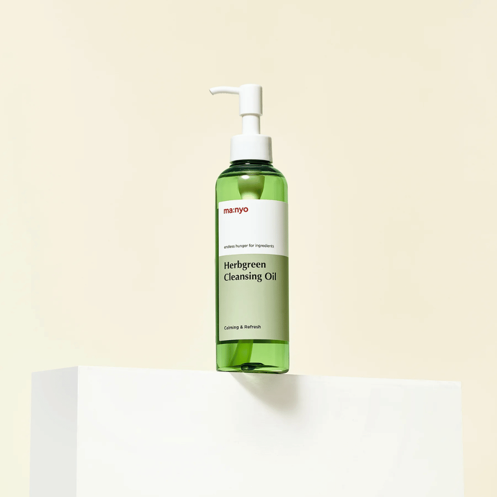 ma:nyo Herbgreen Cleansing Oil stående på pidestall, mild koreansk renseolje med grønne urteekstrakter for daglig ansiktsrengjøring