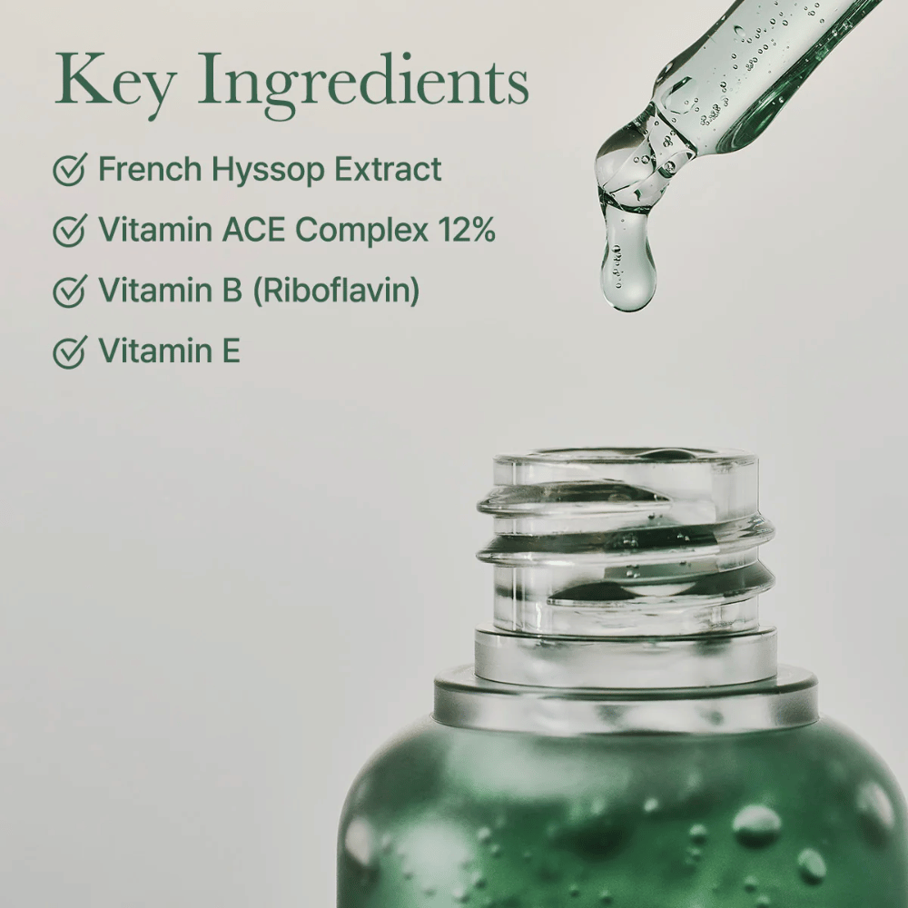 Nærbilde av serumflaske med pipette og tekst om nøkkelingredienser som hyssop-ekstrakt, vitamin ACE-kompleks og vitamin E.