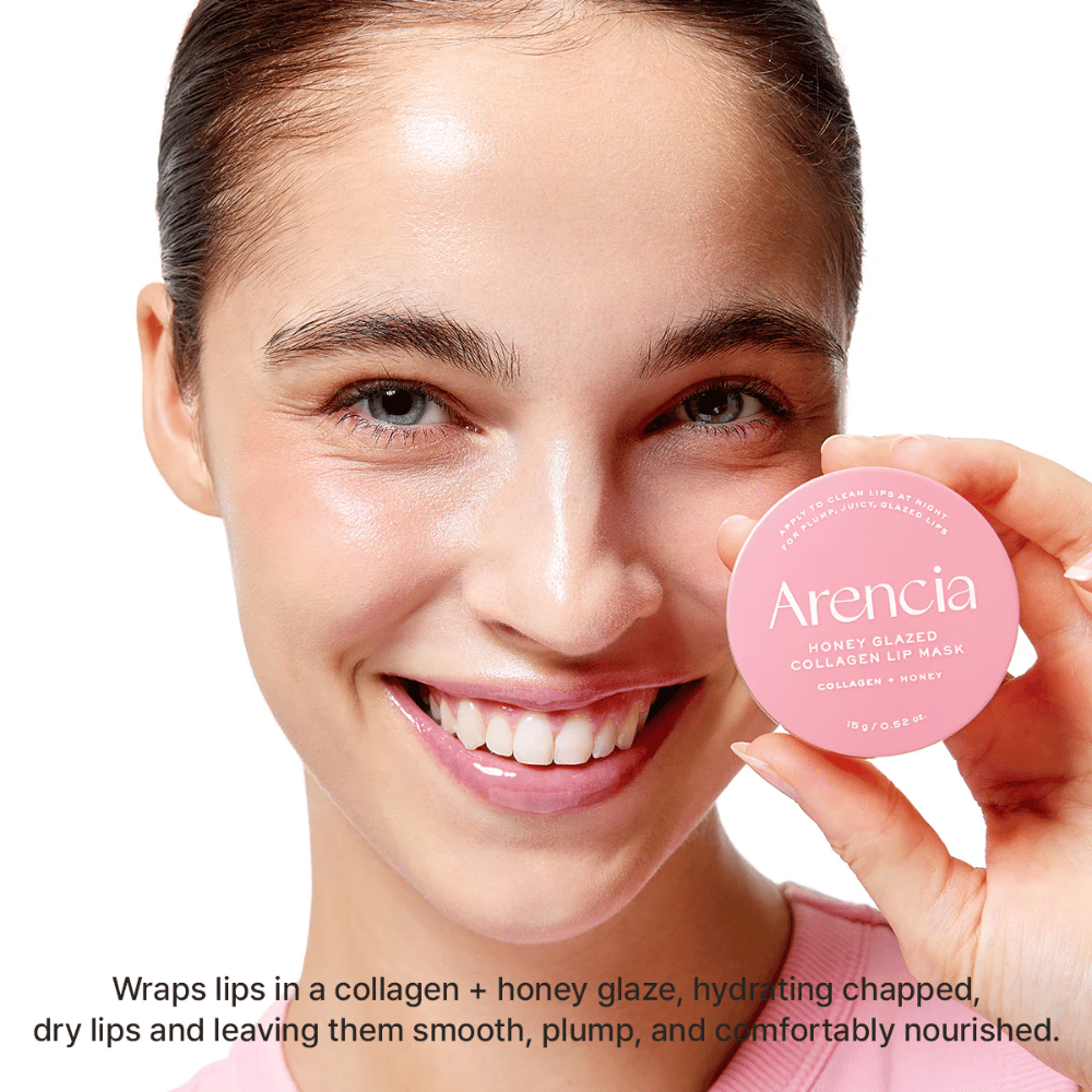 Modell holder opp Arencia Honey Glazed Collagen Lip Mask og viser resultatet med glansfulle, fuktede og fyldigere lepper. Fokus ligger på intensiv pleie for tørre og sprukne lepper.