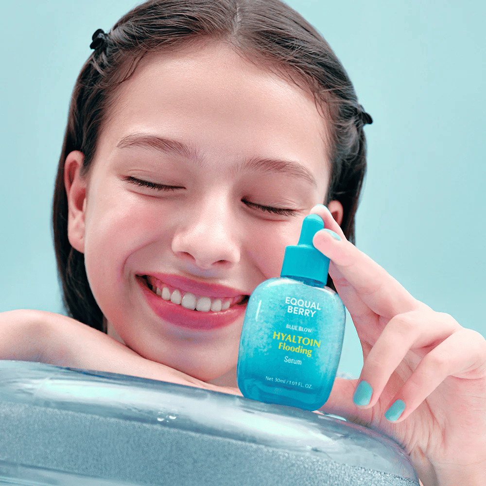 Modell holder EQUAL BERRY Hyaltoin Flooding Serum – fuktighetsgivende ansiktsserum for myk og plumpet hud