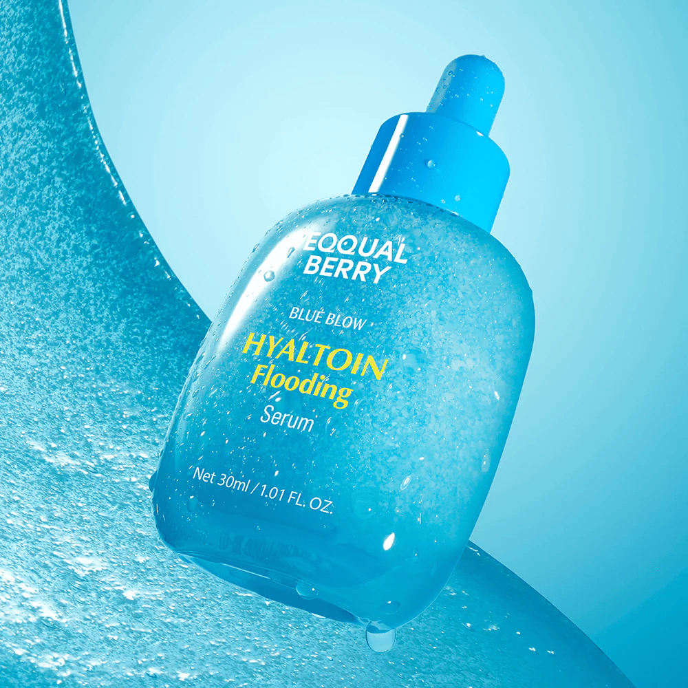 EQUAL BERRY Blue Blow Hyaltoin Flooding Serum 30 ml – fuktighetsgivende serum med hyaluronsyre og beroligende effekt, produktbilde med vanntekstur