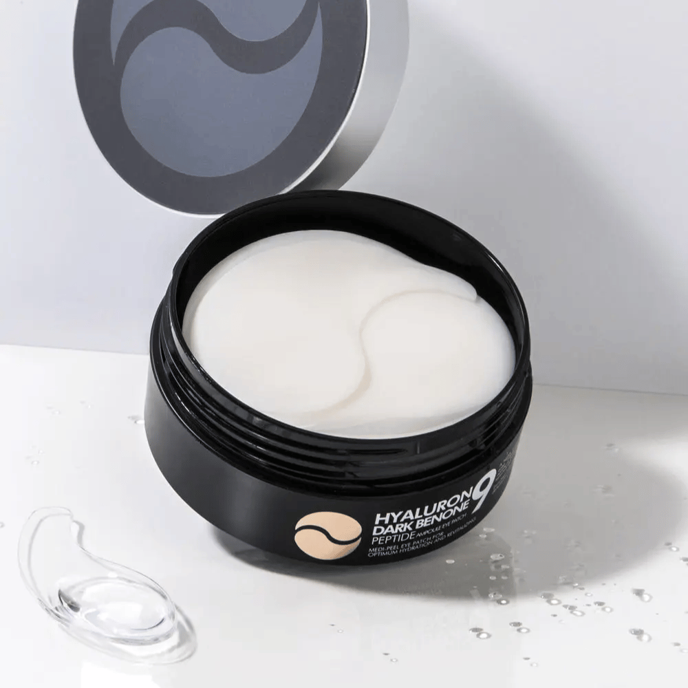 Nærbilde av Hyaluron Dark Benone Peptide 9 Ampoule Eye Patch – myke hydrogel-øyelapper som hjelper til med å fukte, glatte ut og friske opp huden under øynene.