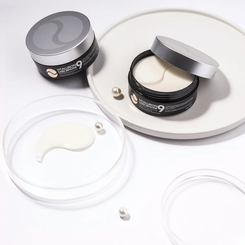 Hyaluron Dark Benone Peptide 9 Ampoule Eye Patch i åpen boks med hydrogel-lapper – intensivt fuktighetsgivende øyemaske med peptider og hyaluronsyre.