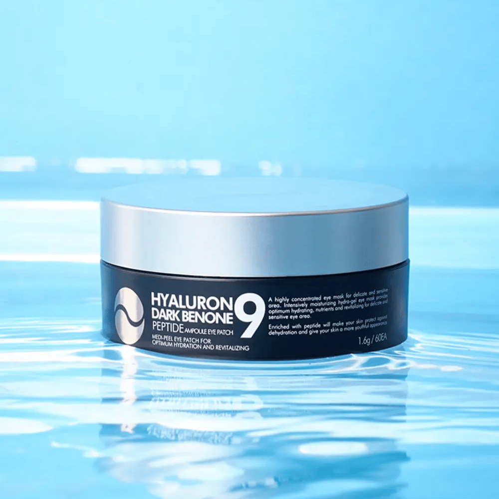 Hyaluron Dark Benone Peptide 9 Ampoule Eye Patch plassert på vannoverflaten – fuktighetsgivende koreanske øyelapper med hyaluronsyre og peptider for friskere hud rundt øynene.