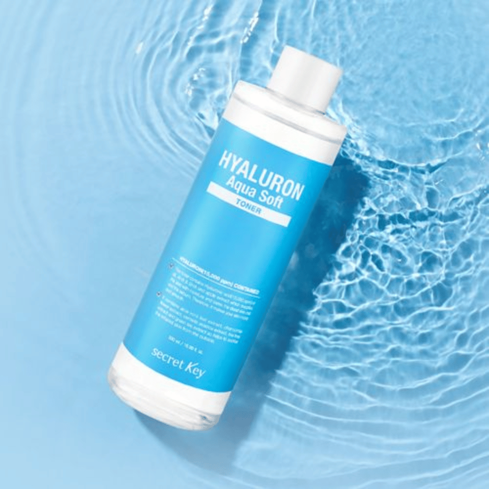 Hyaluron Aqua Soft Toner fra Secret Key – mild, fuktighetsgivende ansiktsvann med 15 000 ppm hyaluronsyre som beroliger og gjenoppretter hudens balanse.