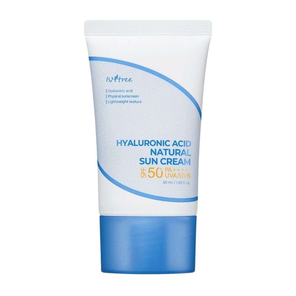 Isntree Hyaluronic Acid Natural Sun Cream med SPF50+ PA++++ beskytter mot UVA/UVB, fukter med hyaluronsyre og passer for sensitiv hud takket være sin lette, fysiske og ikke-komedogene formel.