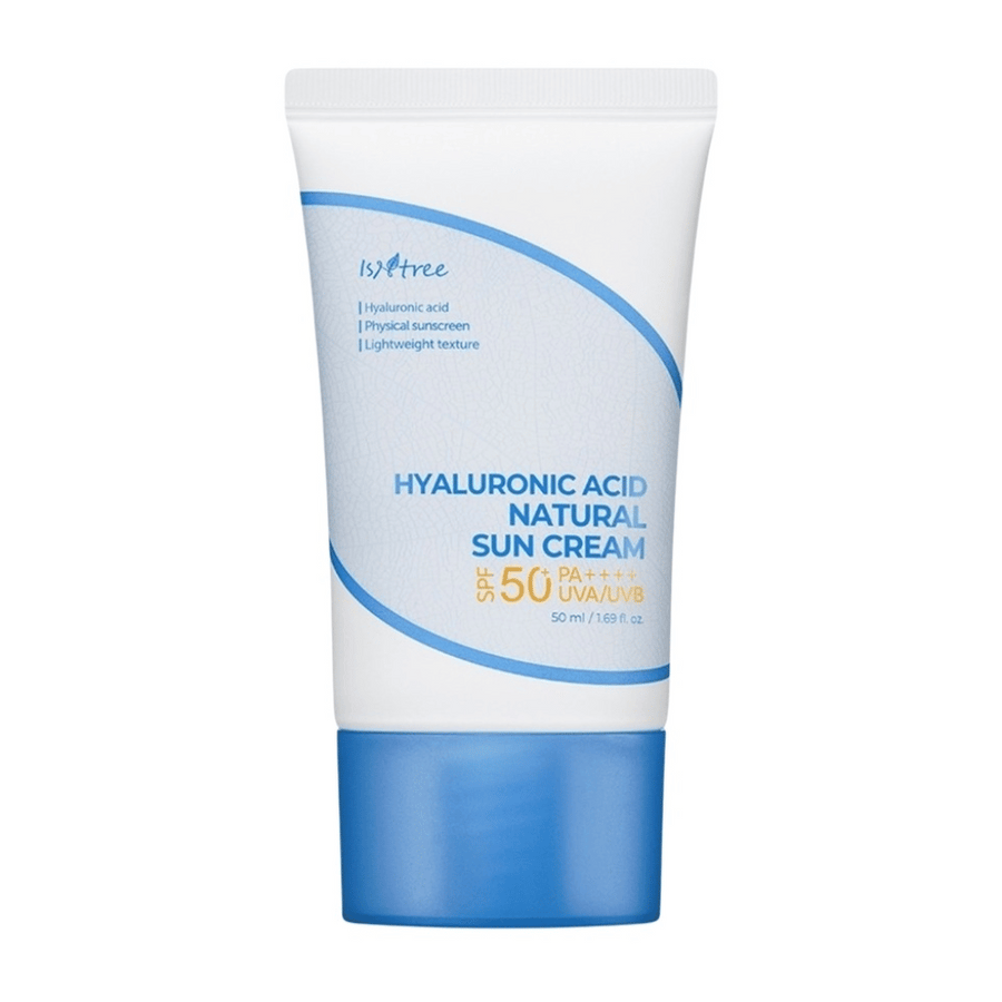 Isntree Hyaluronic Acid Natural Sun Cream med SPF50+ PA++++ skyddar mot UVA/UVB, återfuktar med hyaluronsyra och passar känslig hud tack vare sin lätta, fysiska och icke-komedogena formula.
