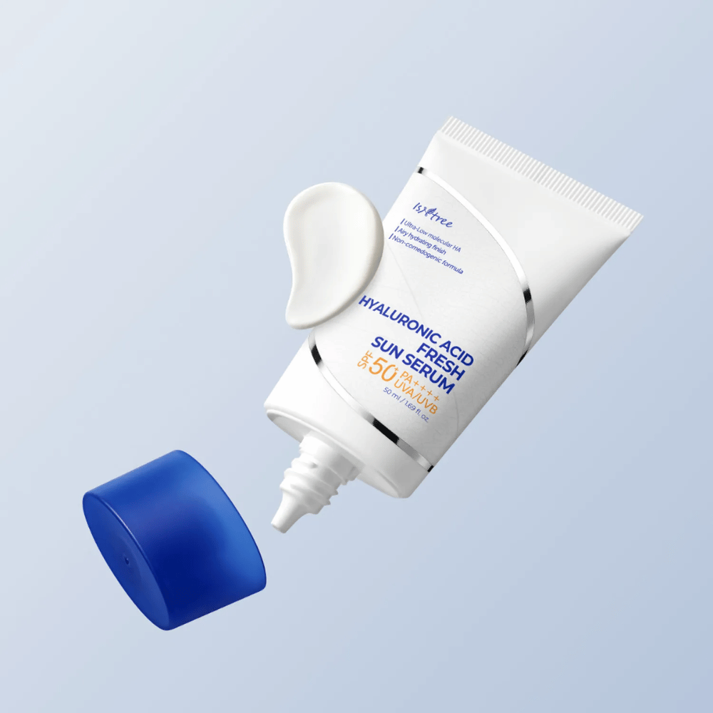 Isntree Hyaluronic Acid Fresh Sun Serum er et lett solserum med SPF50+ PA++++ som beskytter mot UVA/UVB samtidig som det fukter med hyaluronsyre. Perfekt for sensitiv hud.