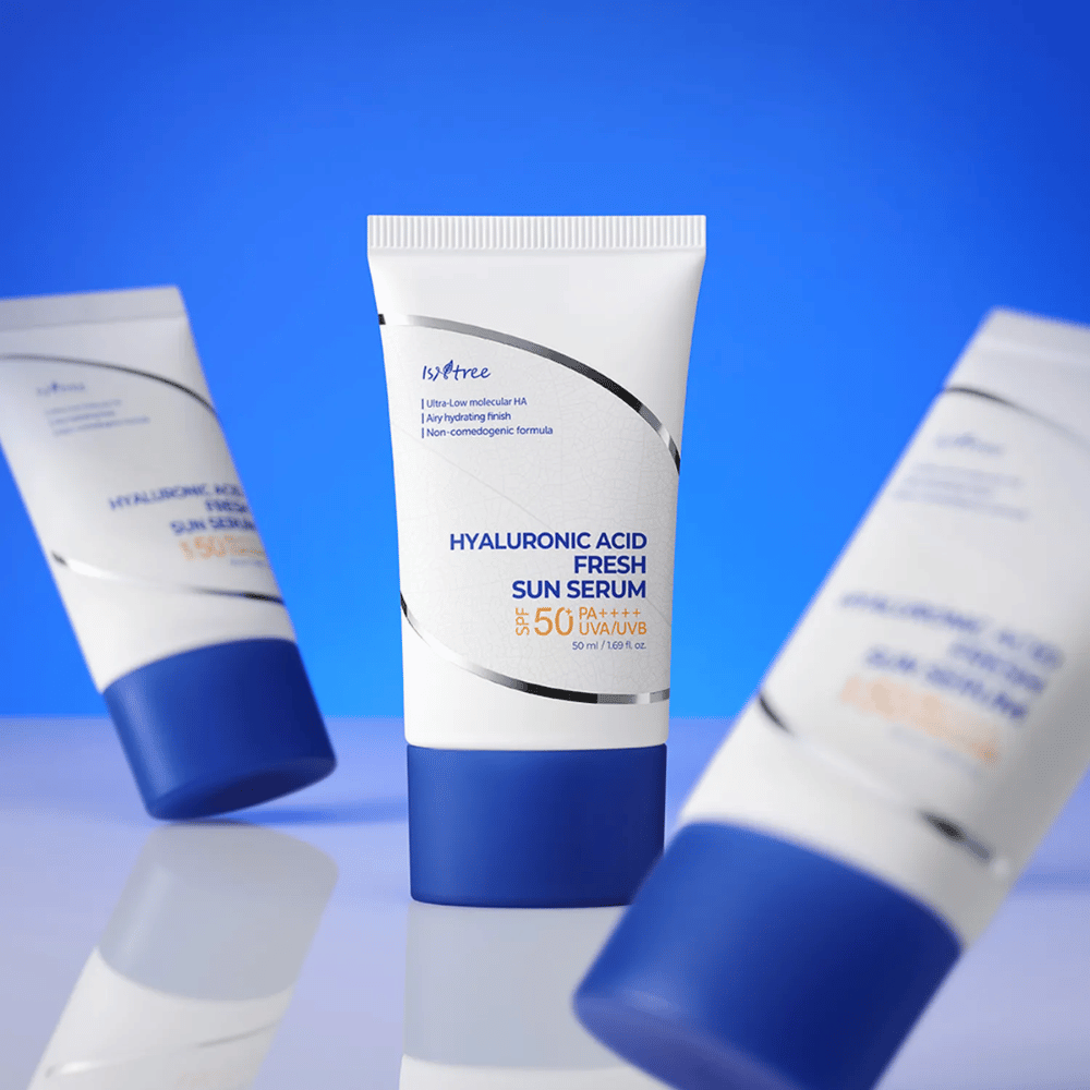 Isntree Hyaluronic Acid Fresh Sun Serum beskytter med SPF50+ PA++++ samtidig som det gir intensiv fuktighet med hyaluronsyre i flere molekylstørrelser.