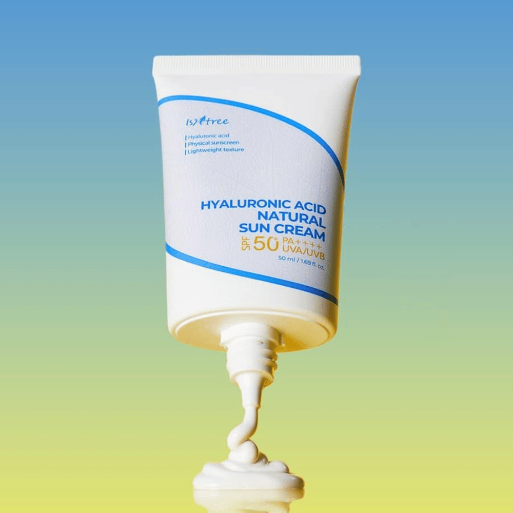 Isntree Hyaluronic Acid Natural Sun Cream er en solkrem med SPF50+ PA++++ som gir sterk beskyttelse mot både UVA- og UVB-stråler. Den inneholder hyaluronsyre som fukter dypt, samtidig som det fysiske filteret er skånsomt for sensitiv hud.