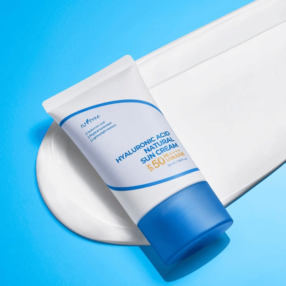 Isntree Hyaluronic Acid Natural Sun Cream er en fysisk solkrem med SPF50+ PA++++ som beskytter huden mot UV-stråling samtidig som den fukter med hyaluronsyre. Den lette formelen passer for sensitiv hud og etterlater ingen hvit hinne.