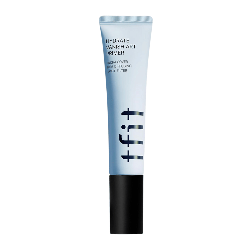 Blå tube med svart kork fra TFIT, merket "Hydrate Vanish Art Primer" – en fuktighetsgivende primer med poreutjevnende effekt og fuktfilterteknologi.