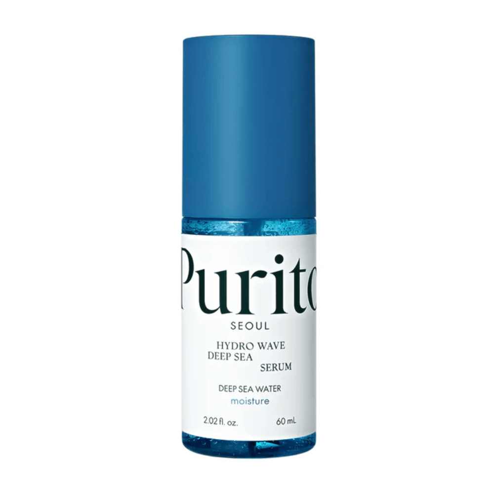 Et produktbilde av Purito Hydro Wave Deep Sea Serum. Flasken er gjennomsiktig med en blå kork og inneholder et dypt blått serum. Teksten på etiketten angir at produktet er 60 ml og at det tilbyr fuktighetsgivende egenskaper med dyphavsvann. Designen er ren og moderne.