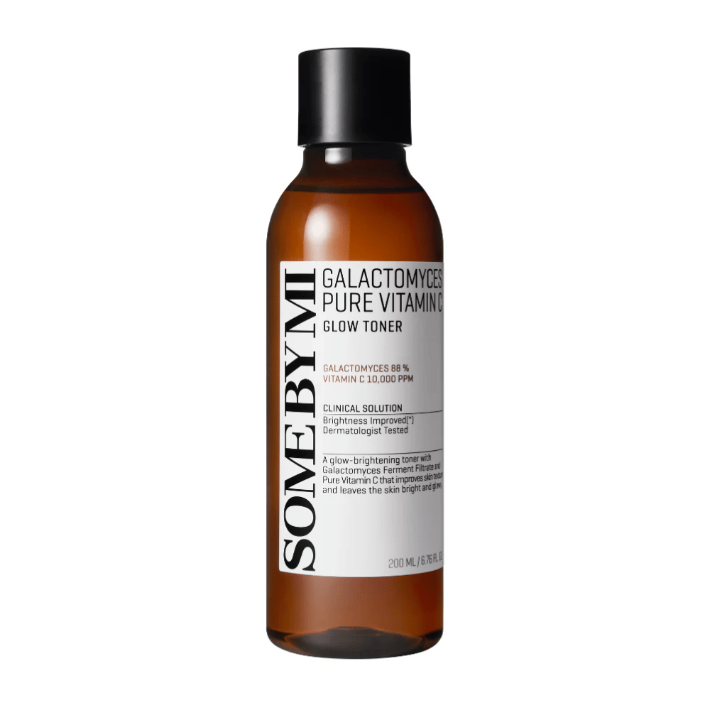 Bilde av SOME BY MI Galactomyces Pure Vitamin C Glow Toner. Produktet presenteres i en transparent flaske med svart lokk og tydelig merking. Den inneholder 88% galactomyces og 10 000 ppm vitamin C, noe som gir en lysere hudtone og forbedrer hudens glød. Flaskens innhold er dermatologisk testet.