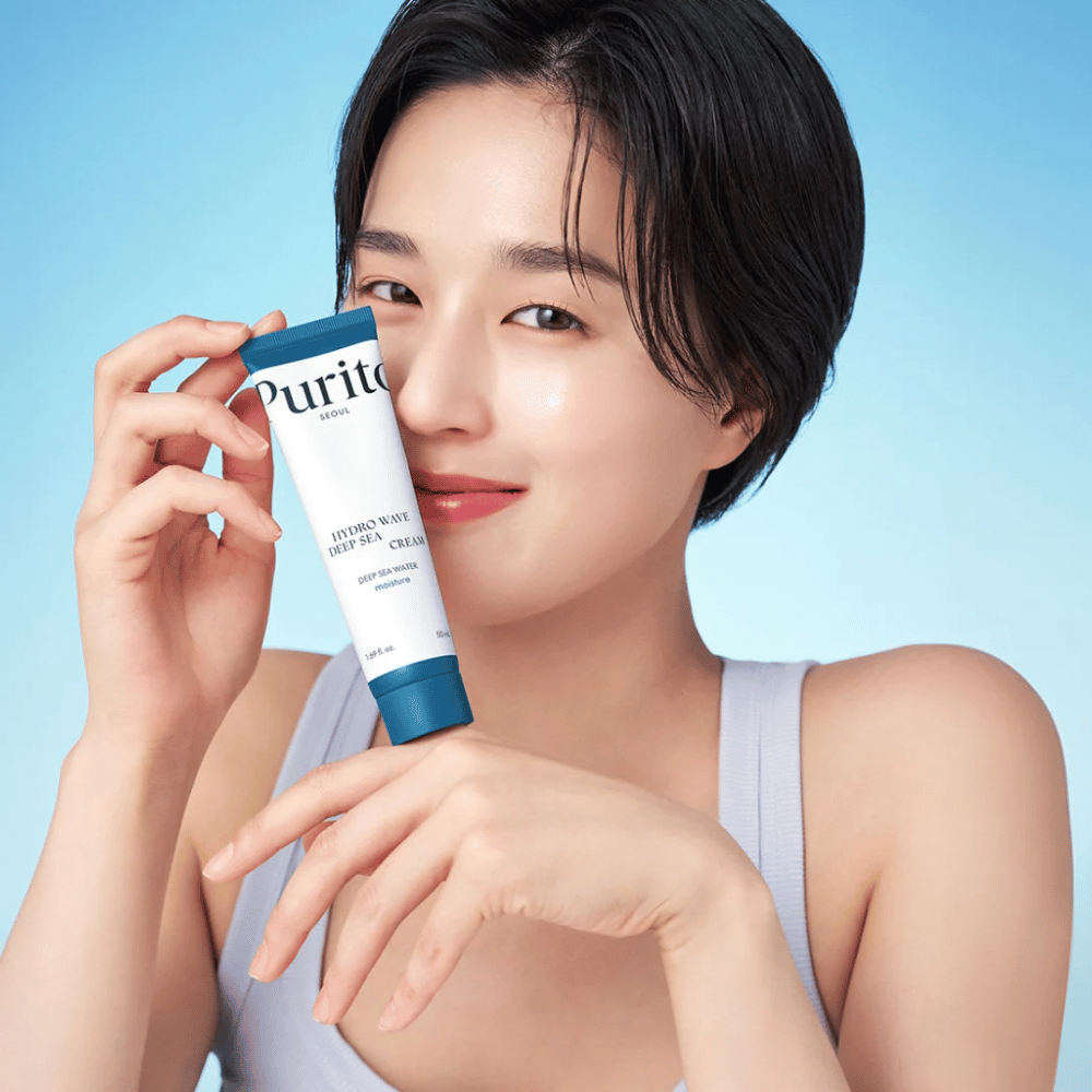 Purito Hydro Wave Deep Sea Cream er en intensivt fuktighetsgivende ansiktskrem som inneholder dyphavsvann, som bidrar til å gi huden langvarig fuktighet og næring. Dens lette, gel-lignende tekstur absorberes raskt uten å etterlate en klissete følelse, noe som gjør den ideell for daglig bruk.