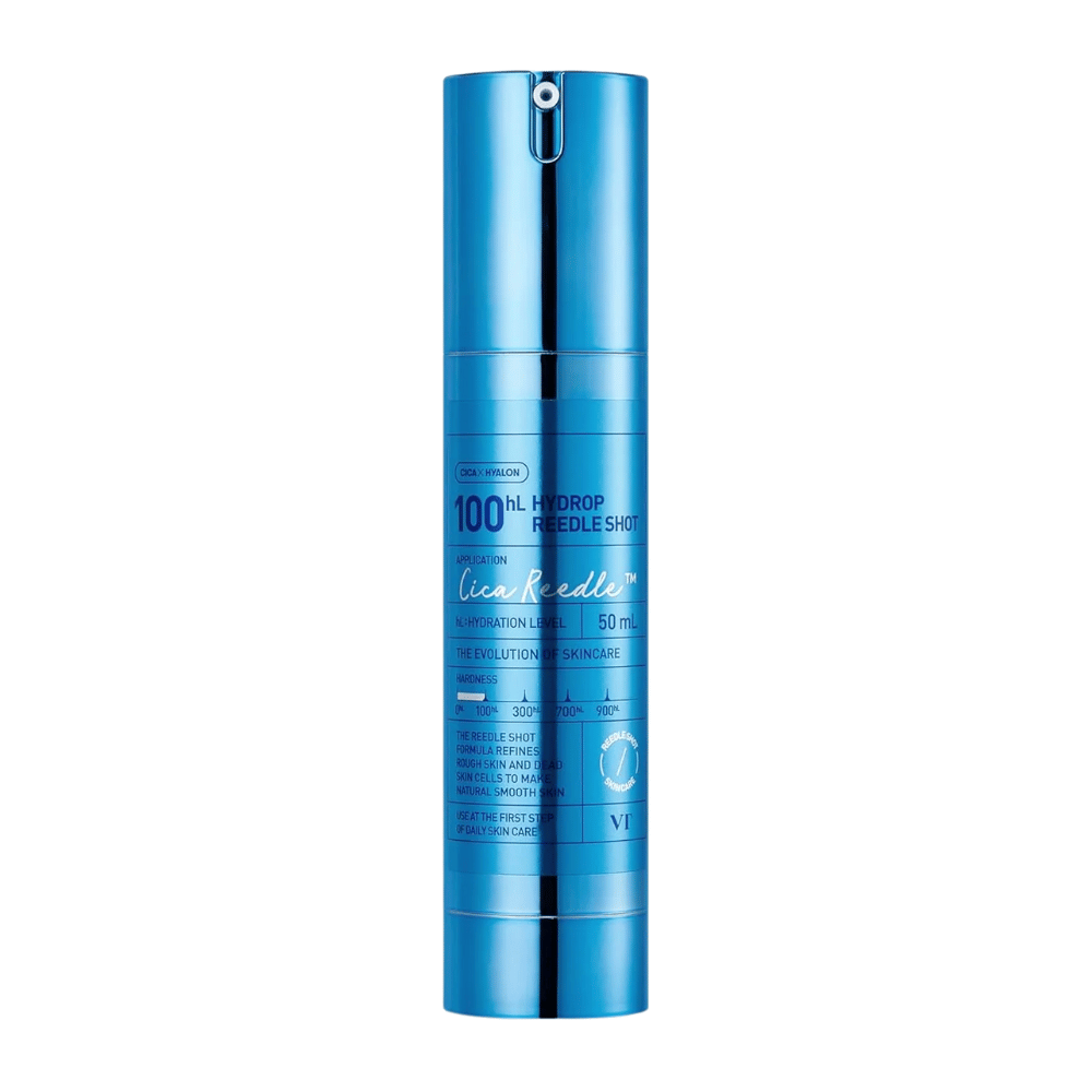 Blå sylinderformet flaske VT Cica Hyalon Hydrop Reedle Shot 100hL, 50 ml, med pumpe og sølvdetaljer, stående mot hvit bakgrunn.