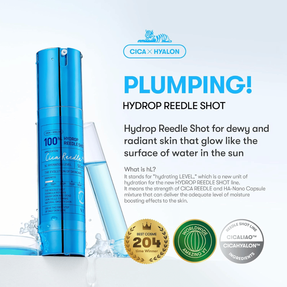 Blå flaske VT Cica Hyalon Hydrop Reedle Shot 100hL med gjennomsiktig pipette, tekst om fuktighetsgivende effekt og hudens glød, samt tre emblemer som fremhever produktets utmerkelser og ingredienser.