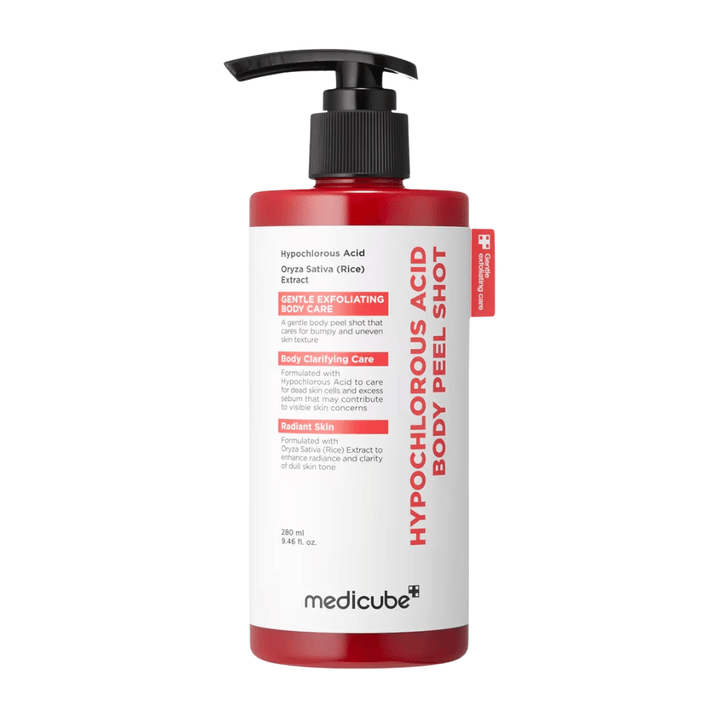 Frilagt produktbilde av Medicube Hypochlorous Acid Body Peel Shot i rød pumpeflaske for eksfolierende kroppspleie og fuktighet til ru hud.