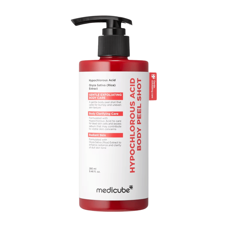 Frilagt produktbilde av Medicube Hypochlorous Acid Body Peel Shot i rød pumpeflaske for eksfolierende kroppspleie og fuktighet til ru hud.