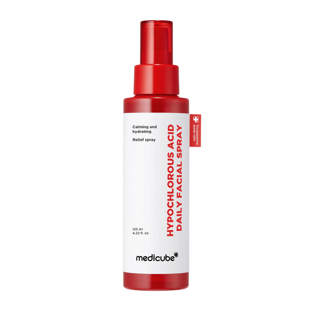 Frilagt produktbilde av Medicube Hypochlorous Acid Daily Facial Spray på lys bakgrunn. Den røde og hvite flaskedesignen står i fokus og viser produktets rene og profesjonelle utseende.