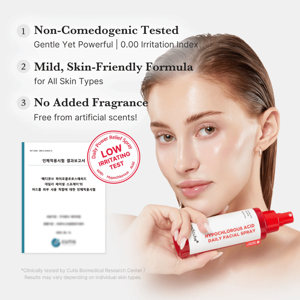 Modell som holder Medicube Hypochlorous Acid Daily Facial Spray sammen med informasjon om at produktet er testet for lav irritasjon, er parfymefritt og passer alle hudtyper. Et testsertifikat vises i bakgrunnen for å styrke produktets troverdighet.