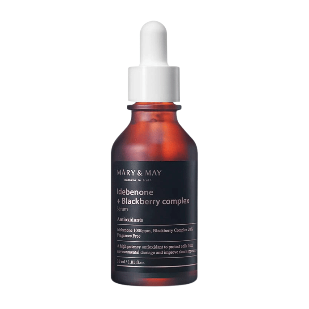 Bilde av MARY & MAY Idebenone + Blackberry Complex Serum i en elegant, mørk glassflaske. Serumet inneholder 1000 ppm idebenon og 20% bjørnebærkompleks, som gir kraftige antioksidanter for å beskytte huden mot miljøskader og forbedre dens utseende. Flaskens design fremhever produktets kvalitet og effektivitet.