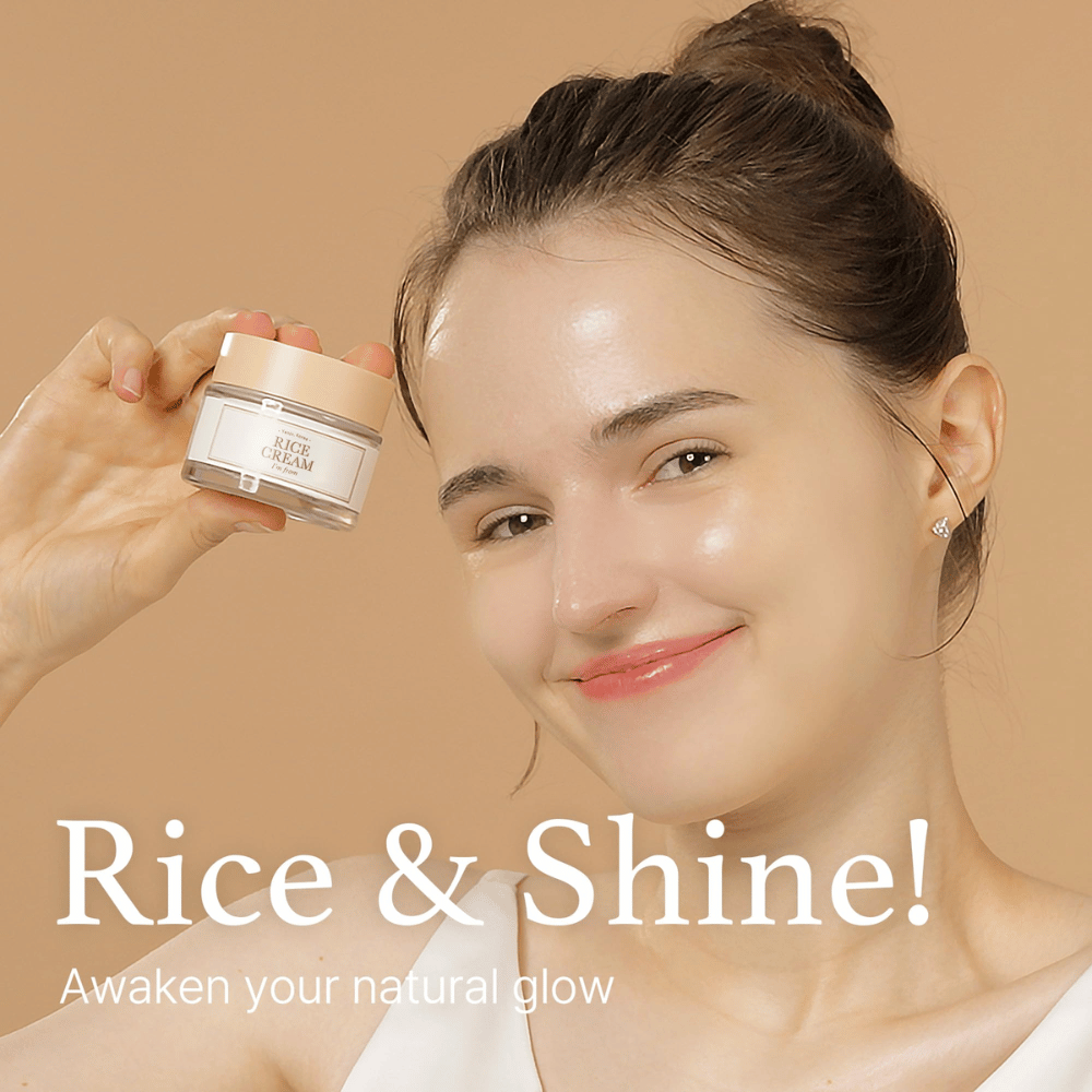 Ung kvinne med et smil som holder opp en boks merket "RICE CREAM", med teksten "Rice & Shine! Vekk din naturlige glød" i bakgrunnen.