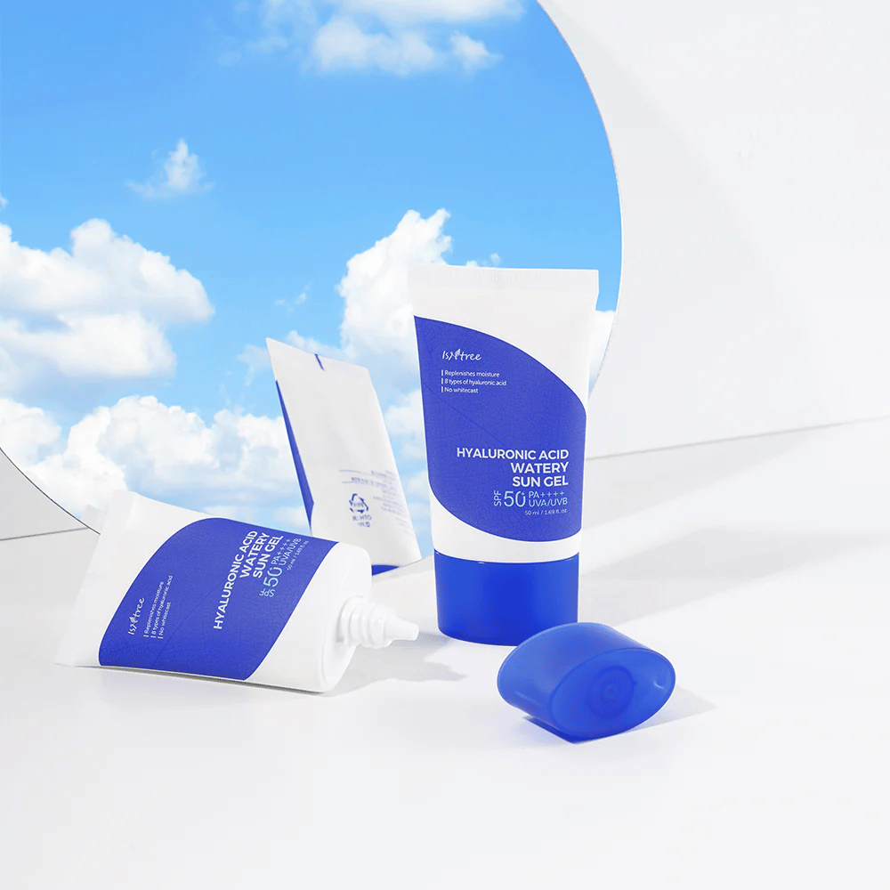 Et sett Isntree Hyaluronic Acid Watery Sun Gel Set på en hvit bakgrunn.
