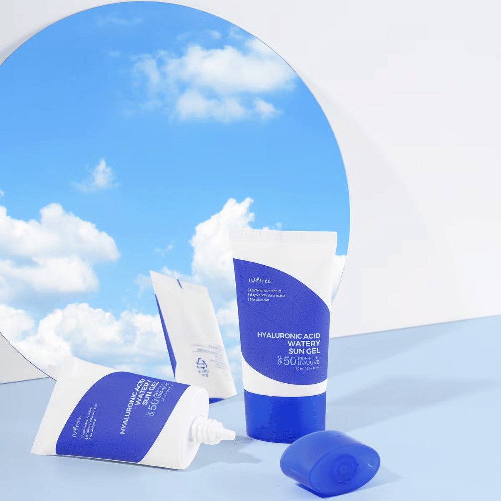 Et blått og hvitt Hyaluronic Acid Watery Sun Gel 50 ml hudpleiesett med SPF50+ på hvit bakgrunn fra Isntree.