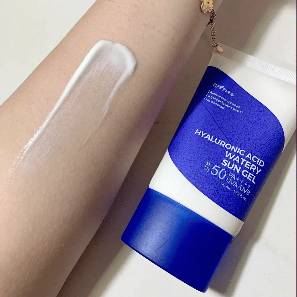 Isntree Hyaluronic Acid Watery Sun Gel SPF50+ PA++++ 50ml – fuktighetsgivende solkrem med hyaluronsyre, vist på huden uten white cast.