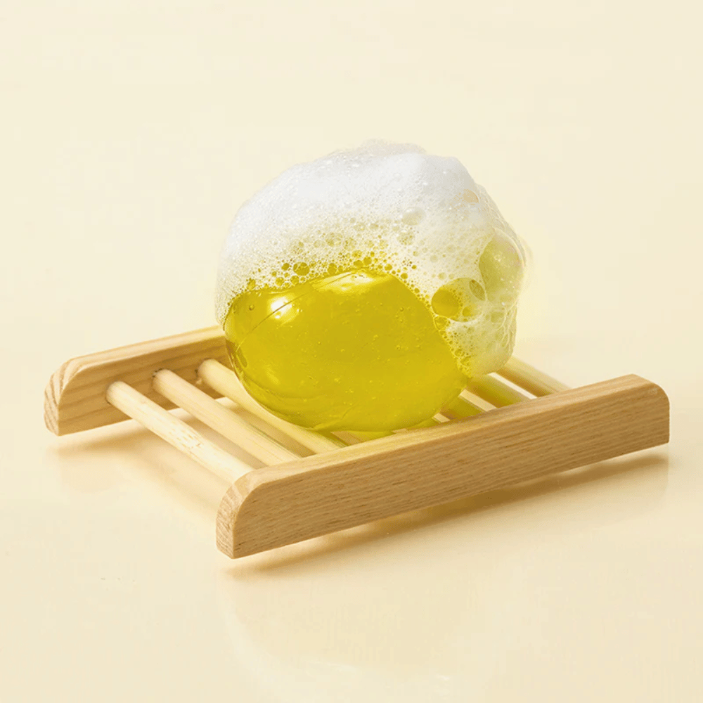 Skummende Ongredients Jeju Cica Cleansing Ball på såpefat – mild rengjøring som styrker hudbarrieren og reduserer irritasjon.